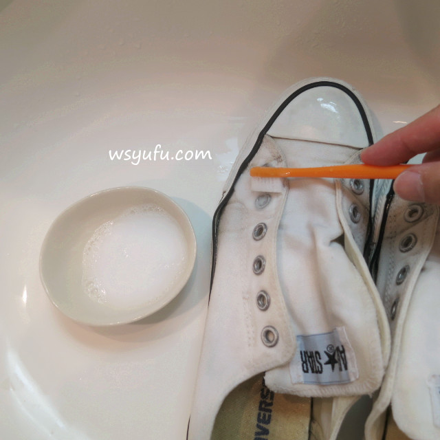 白スニーカー洗濯　過炭酸ナトリウム漬けおき後　魔法水で擦り洗い
